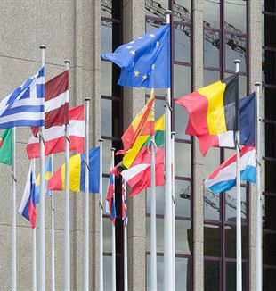 European flags in front of the European Court of Auditors, Kirchberg, Luxembourg. Via Wikimedia Commons