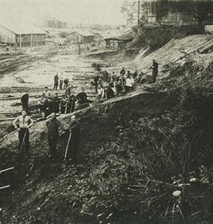 Workers in a Gulag. Wikimedia Commons