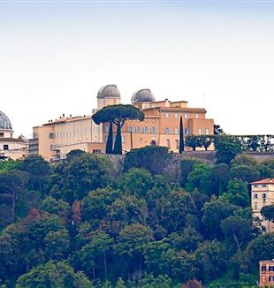 The Pontifical Palace in Castel Gandolfo and the Vatican Observatory. Photo by H. Raab via Wikimedia Commons