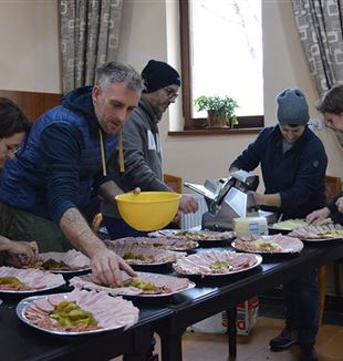 The volunteers prepare lunch with the poor, in Bucharest