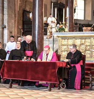 Monsignor Mario Delpini signs the documents for the opening of the Testimonial Phase. On his right, Monsignor Ennio Apeciti (Photo: Pino Franchino/Fraternity CL)